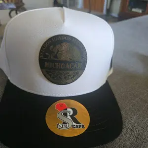 Gorra  Michoacan  color blanca visera obscura ajustable marca kamel