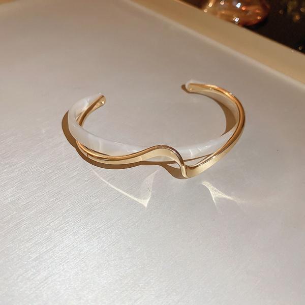 ANDKISS Geometric Double-Layer Open Bangle — Real Gold Plated. A minimalist, chic accessory with a unique, niche aesthetic. High-end fashion jewelry for women — an exquisite gift choice and a trendy, Instagram-style statement piece. ANDKISS Geometric Double-Layer Open Bangle — Real Gold Plated. A minimalist, chic accessory with a unique, niche aesthetic. High-end fashion jewelry for women — an exquisite gift choice and a trendy, Instagram-style statement piece.