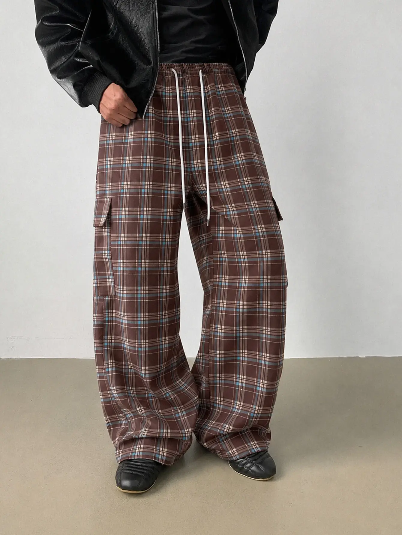 American street style workwear wide-leg pants for men — retro plaid pattern, multiple pockets, loose fit, long length, Y2K vintage brown plaid wide-leg cargo pants, casual everyday streetwear, classic plaid print design