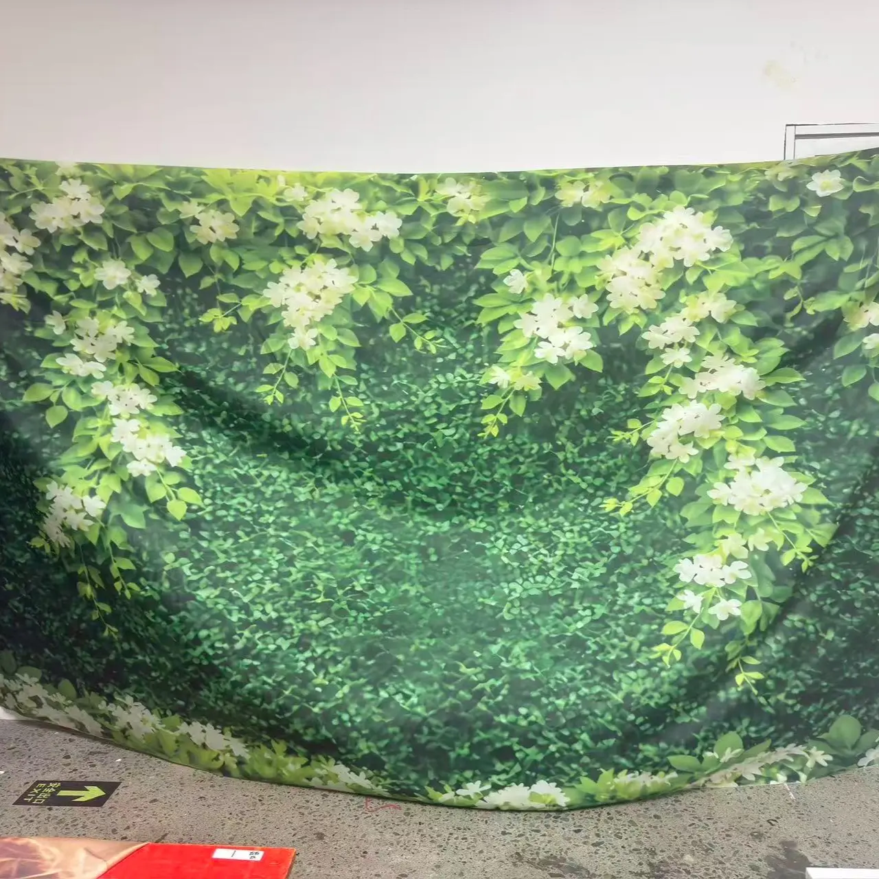 1 piece, green grass wall with white flower fabric, wisteria vine-themed photography backdrop, Photoshoot backdrops, polyester material, suitable for photo booths, parties, weddings, and indoor/outdoor home decor