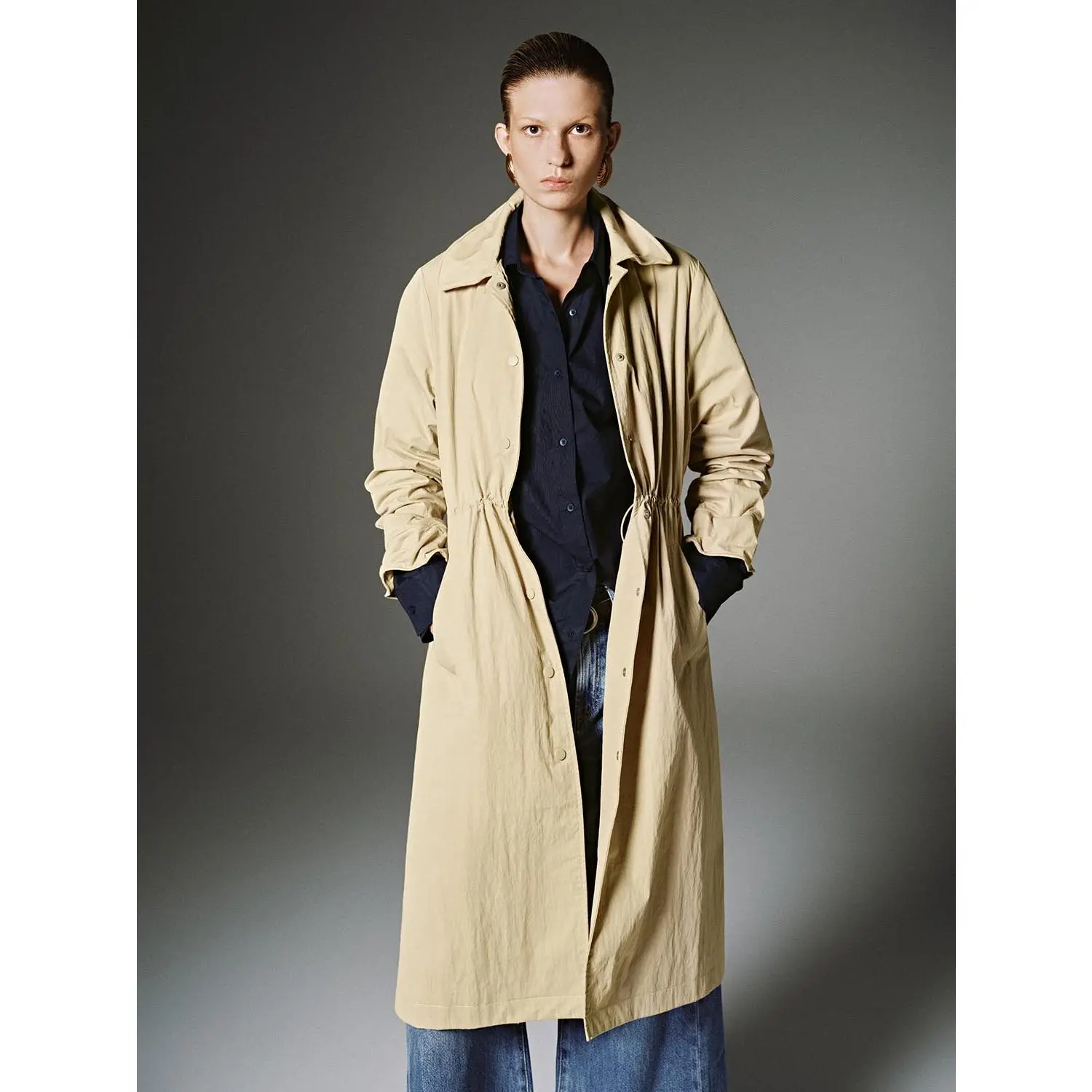 URBAN REVIVO 2026 Spring Women's Minimalist Shiny Ruched Cotton Trench Coat - Long-Sleeve, Medium-Length, Loose-Fit Casual Outerwear, Tops-Inspired Modern Style, UWH150070
