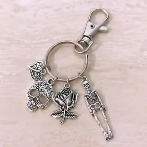 1Pc Retro Dark Rose Heart Keychain, Personalized Halloween Skull Keychain