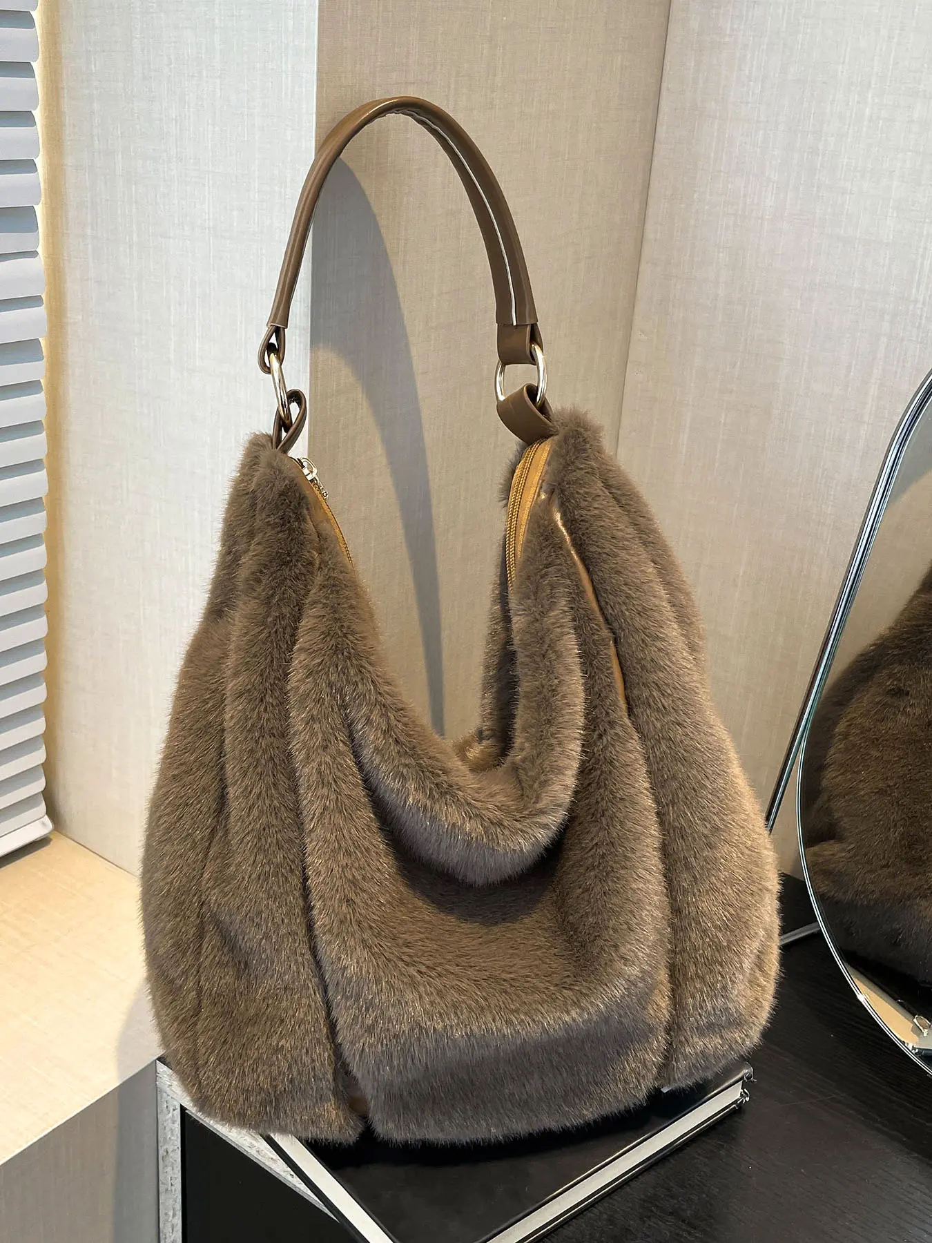Plush and stylish shoulder bag, soft  versatile textured shoulder bag, retro  simple exquisite plush shoulder bag, niche  personality  design, Casual shoulder bag, suitable for shopping, dates, travel, afternoon tea, etc.