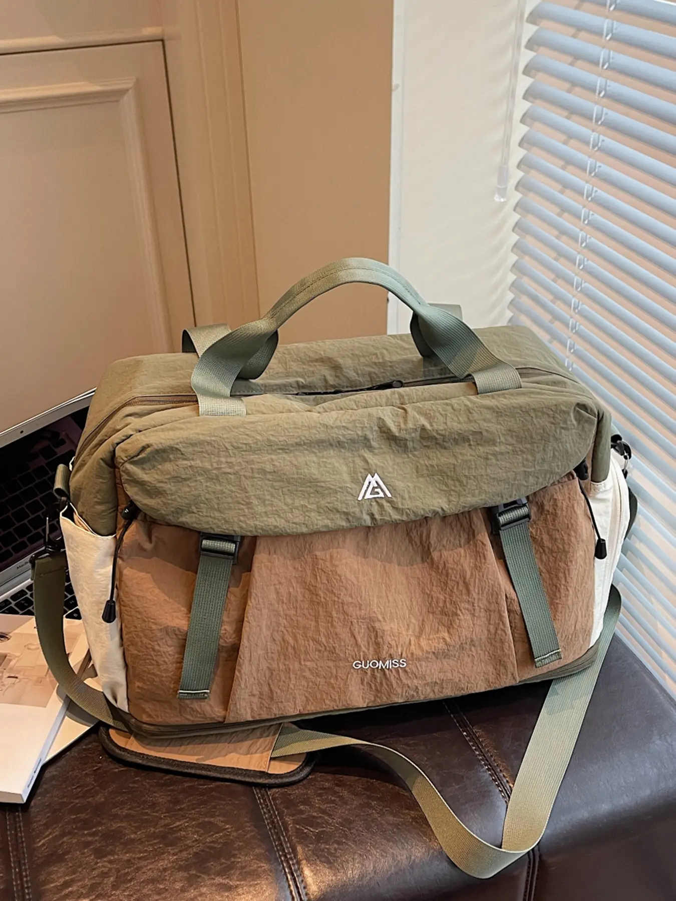 Lightweight fashion contrast shoulder messenger bag, niche personality lightweight diagonal Casual commuter bag, retro stitching handbag, simple exquisite suitable for daily commuting, short trips and so on, Daily Commuting Bags