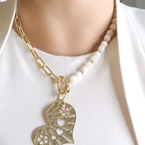 Collar de corazón con piedra blanca con cadena color oro