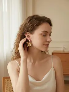 Chic 18k Gold Plated Flower Ear Studs Set, Pearl Heart Design, Stainless Steel Clip Earrings for Women, Elegant Jewelry