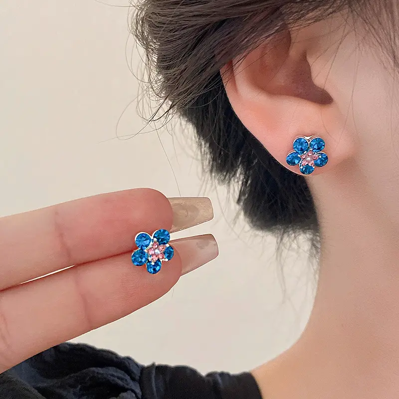 Soco Silver Needle Fashionable and Unique Pearl and Diamond Flower Earrings for Women, Fresh and Elegant Stud Earrings DDES0603, Sweet and Versatile Ear Accessories, 14K Gold-Plated