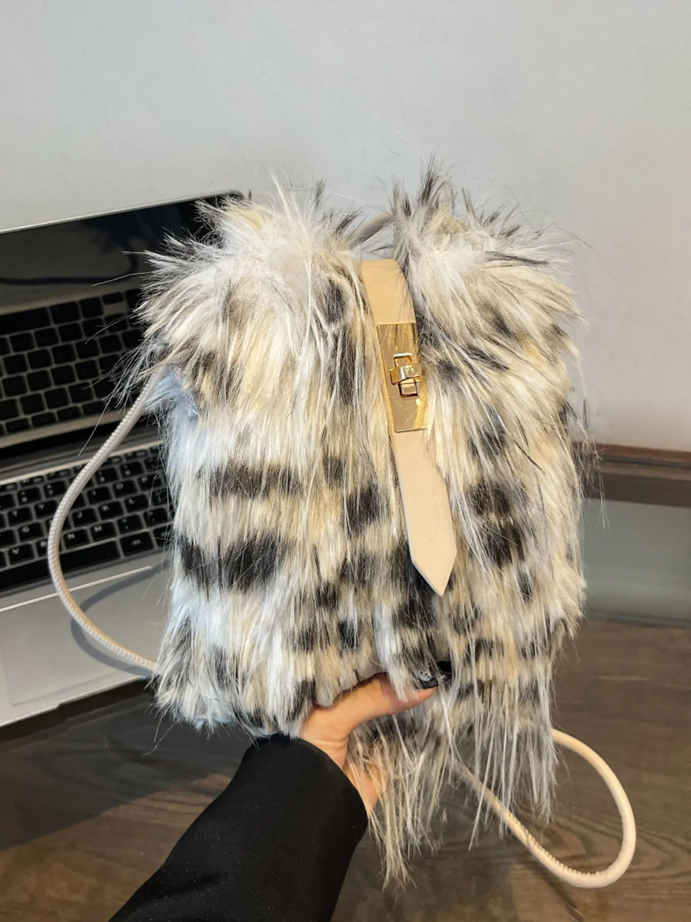 Embellished shoulder bag, retro gradient plush bag, Fluffy Crossbody Bag, a niche single-shoulder bag with a leopard-print flap design, featuring a slim shoulder strap. It can accommodate a phone, lipstick, and is perfect for dates, parties