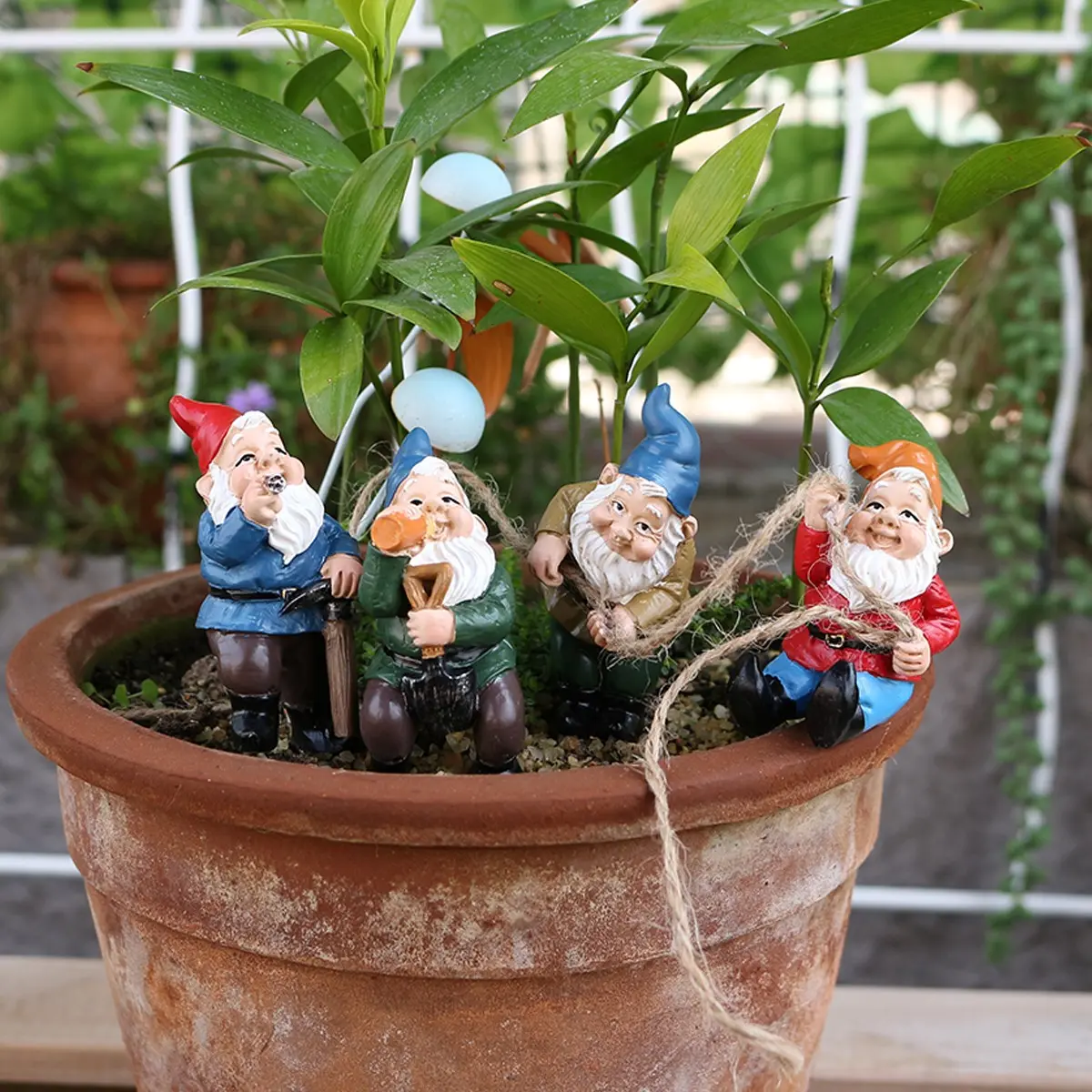 4pcs Happy Dwarf Gnome Statue Set, Resin Decorative Sculptures, Statue Decorations, Outdoor Fairy Garden Decor, Spring Garden Pot Lawn Courtyard Decoration, Tabletop Installation, Garden Accessories, Garden Sculptures and Decor