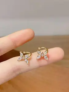 A pair of butterfly studded diamond earrings are suitable for daily wear, vacation dates, and other occasions, and are also a surprising and exquisite small gift