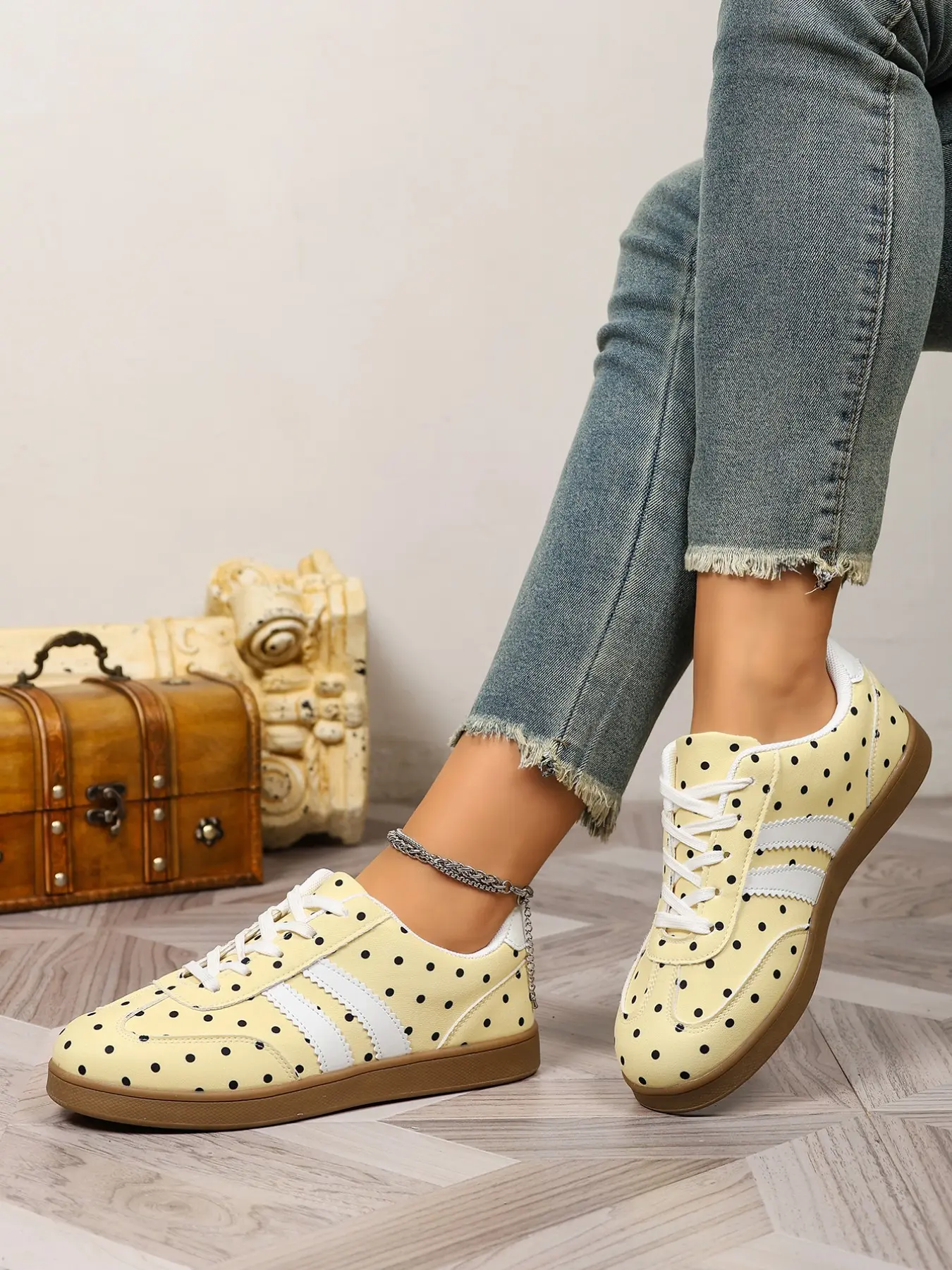 Women's Polka Dot Print Low Top Casual Sneakers, Round Toe Rubber Sole, Fleece Fabric, All Seasons, Multiple Colors Available, Casual Fashion Shoes