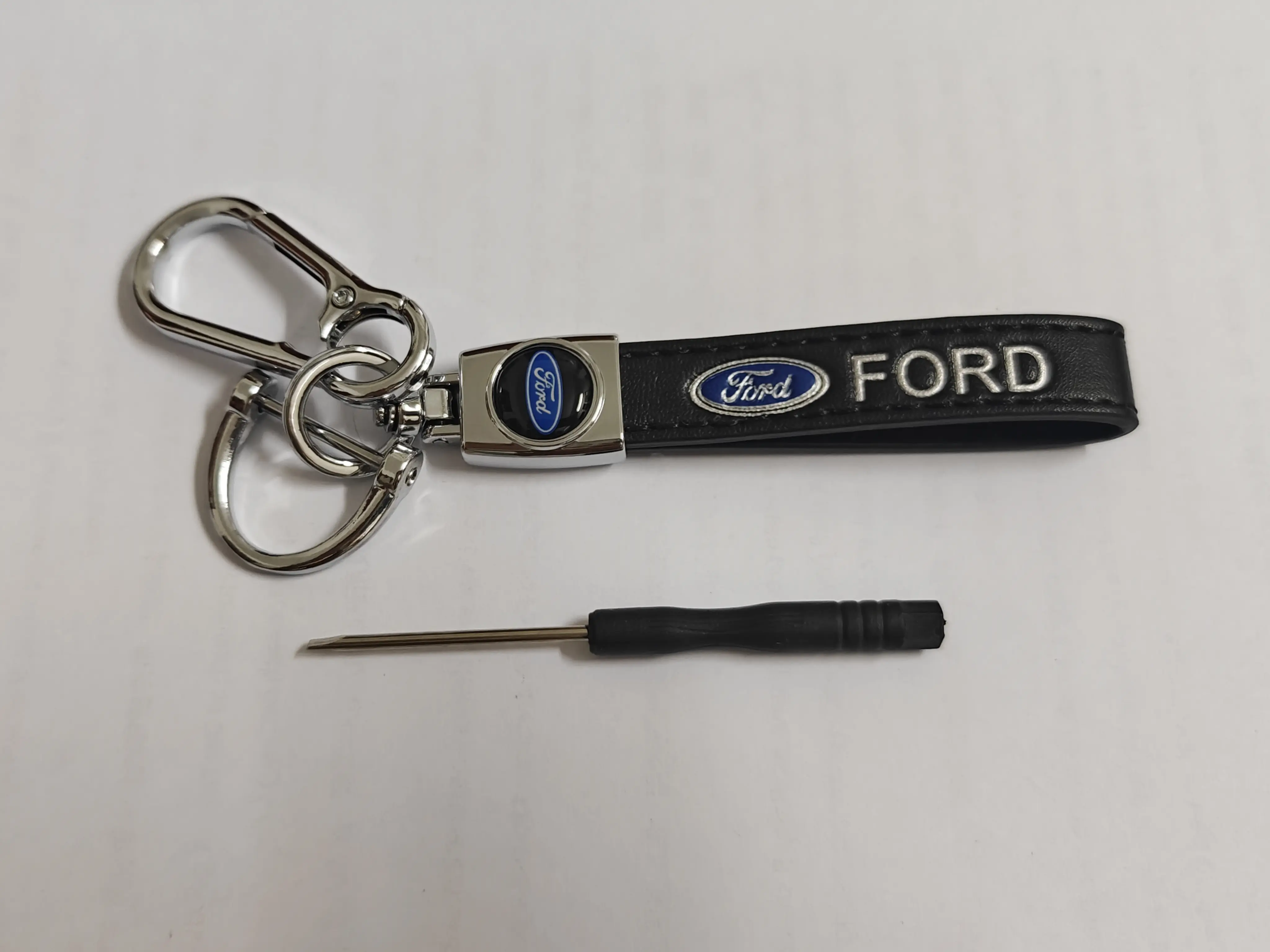 Ford leather keychain, metal key buckle, suitable for Ford models, specially designed and manufactured for all Ford models, high-quality keychain, car gift, car accessory
