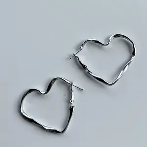 Silver-Tone Heart Hoop Earrings – Y2K Minimalist Statement Jewelry, Elegant Everyday Piece for Women