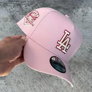 Pink New Era Los Angeles Dodgers 9FORTY Baseball Cap – Curved Brim Hat with Cream LA Logo & Championship Side Patch, MLB Streetwear for Women & Men, Collector’s Limited Edition 2026 Urban Streetwear Gorra premium, ideal para destacr tu estilo en TikTok.