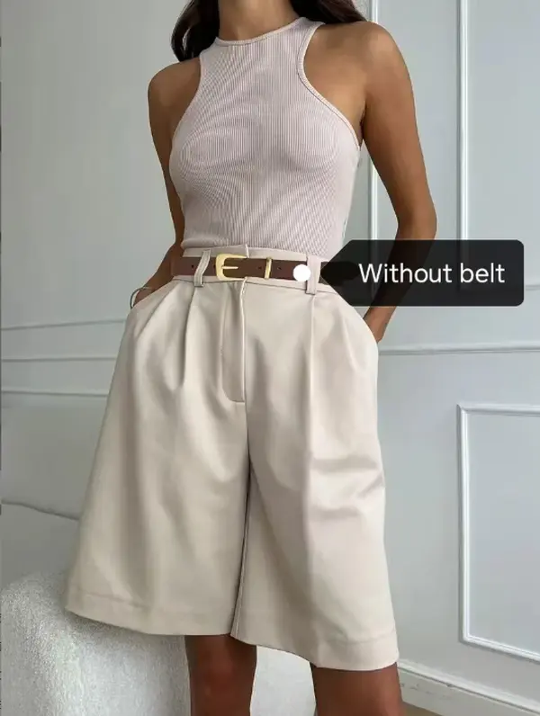 100% polyester high-waisted pleated wide-leg women’s suit shorts; black with a drapey loose straight fit, knee-length. Summer no-iron wrinkle-resistant black suit shorts. High-waisted pleated design, wide-leg commuter casual shorts. French-style high-wais