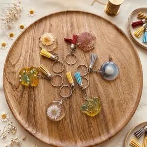 Llaveros de Formas Diferentes - Resin Keychain with Dried Flowers & Shells, Natural Design, Keyring Attachment