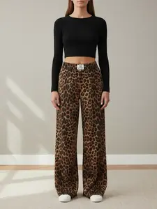 A women's casual wide-leg floor-grazing fitted trousers with a leopard print on a yellow base, suitable for autumn and winter, and ideal for home wear, indoor activities and outdoor outfits