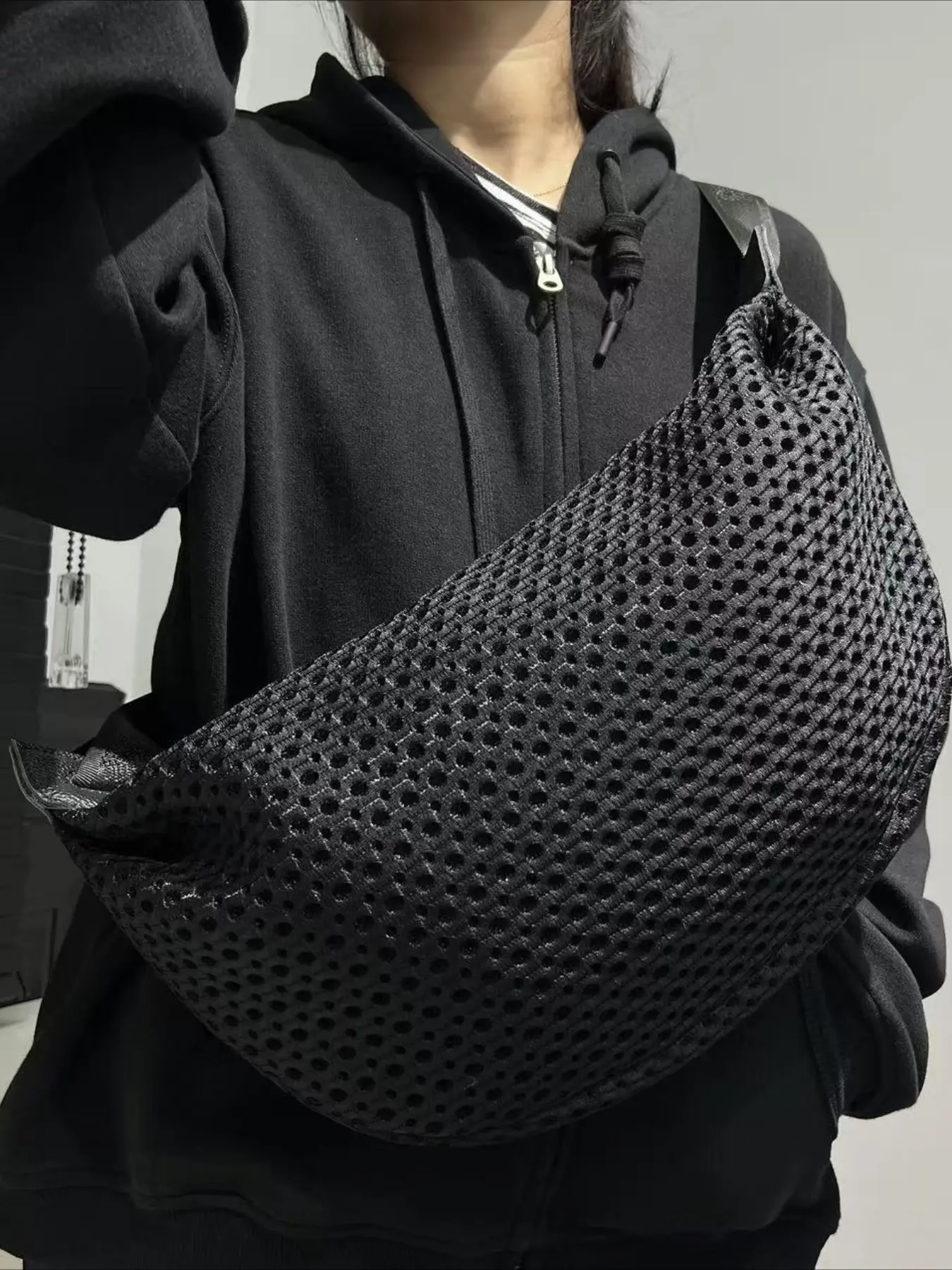 Ladies' fashionable mesh lightweight chest bag, crescent shaped casual sports running crossbody bag, vacation integrated bag, and handbag are essential running supplies, including Christmas gifts, birthday gifts, and sports bags, Trail Running