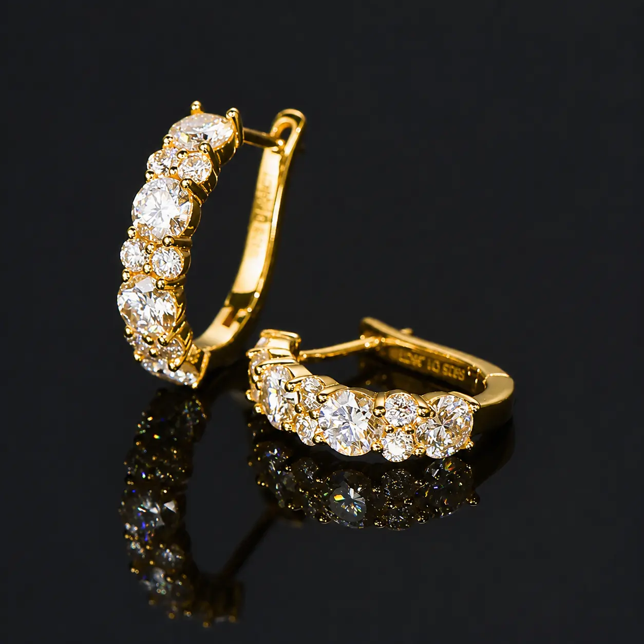 14K Gold-Plated Graduated Zirconia Huggie Hoop Earrings, Sparkling Round-Cut Zirconia Hoop Earrings for Women, Classic Cluster Design, Fashion Jewelry