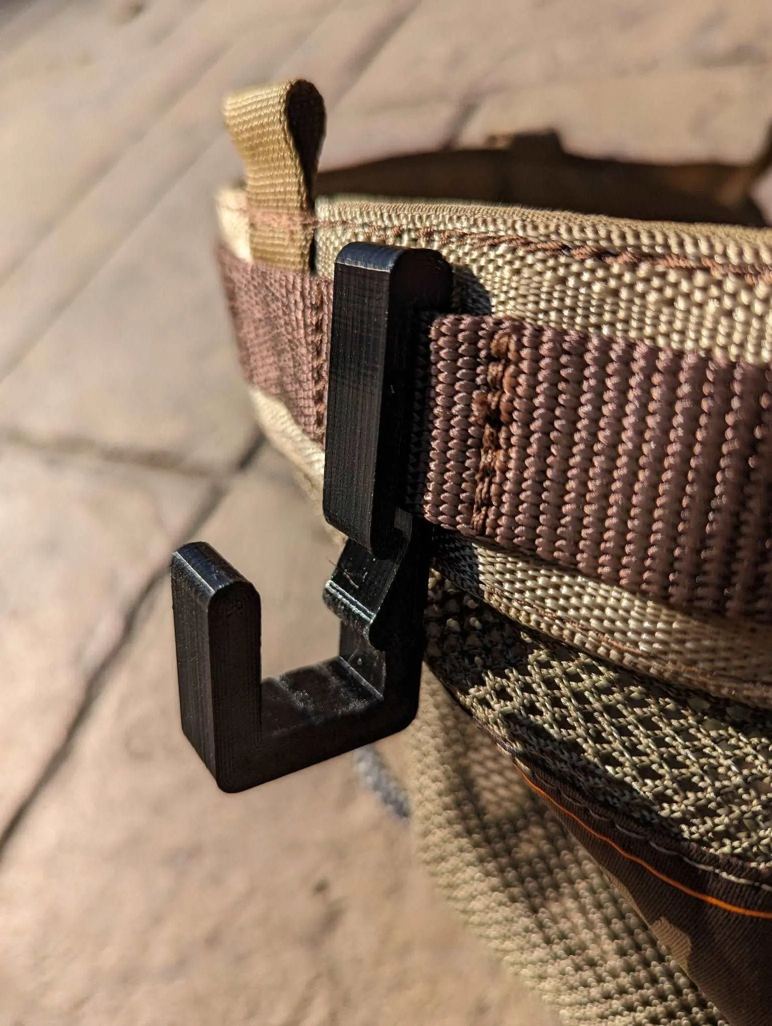 Saddle Platform Hanger for Mobile Hunting