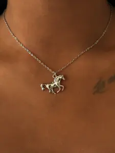 Silver Color Pegasus Horse Pendant Necklace, Charm Necklaces for Women, Daily Wear and Date Accessory, Stylish Jewelry for Ladies