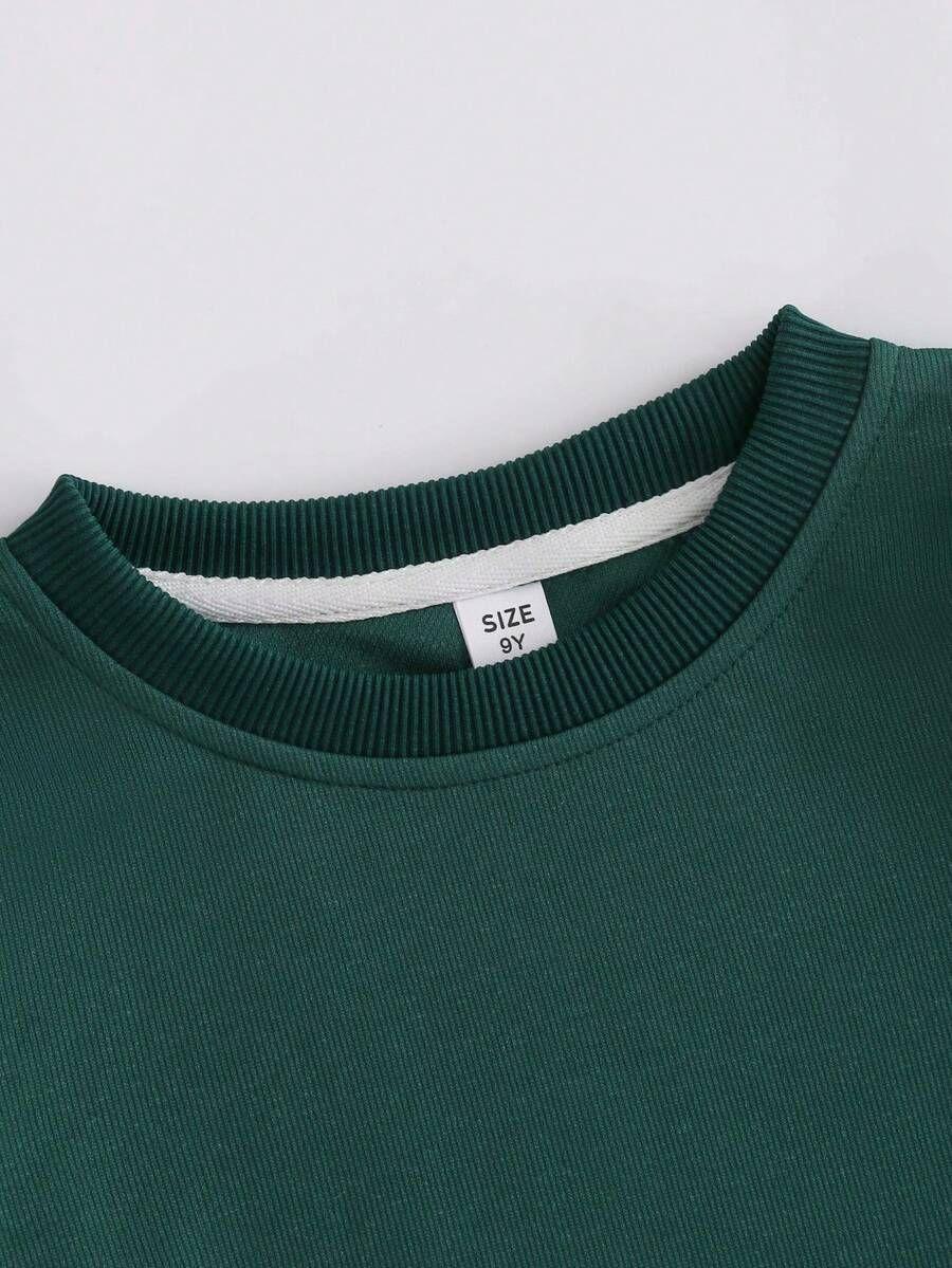 Girls’ two-piece set featuring a green sweatshirt with strawberry print paired with black flared pants—cute and stylish.The fabric is soft and comfortable, machine washable, casual and versatile, suitable for outings, gatherings, and campus wear, also ide