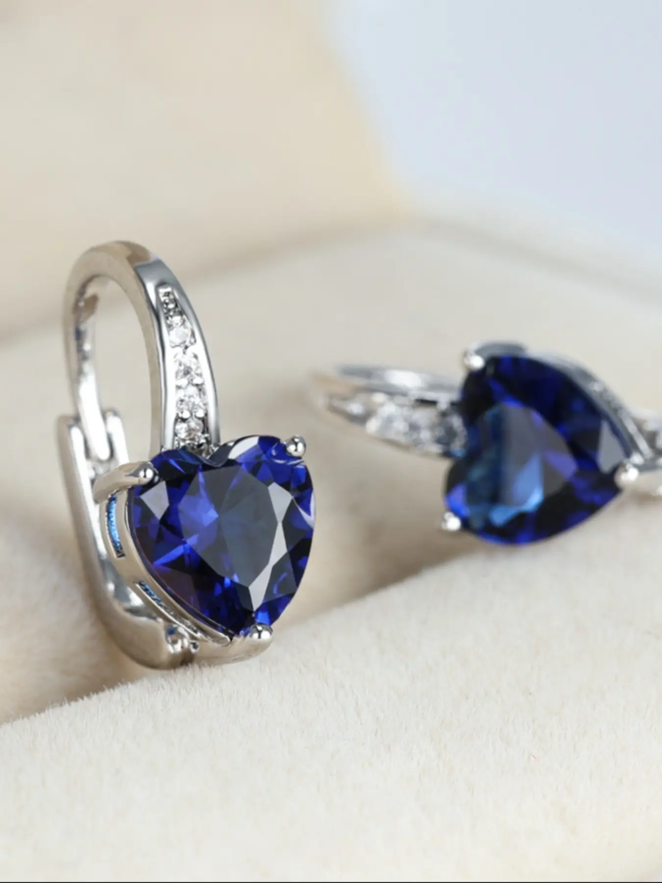 Luxurious and sparkling sapphire blue ocean heart silver three-prong ladies' ear studs Tear Drop Earring Exquisitely designed party jewellery for women High-end jewellery gift Fashion Jewelry Earrings High Quality Earrings