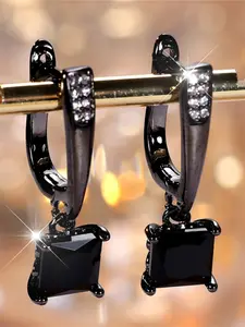 A pair of square earrings made of black zirconia are fashionable, elegant and retro, suitable for women to wear at travel, wedding and party events