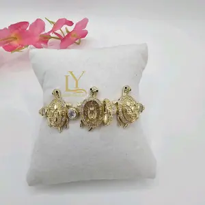 LaYaiboutique #1046 Bracelet - Turtle Design with Gold Finish, Featuring Heart-Shaped Beads, Elegant and Unique Accessory.