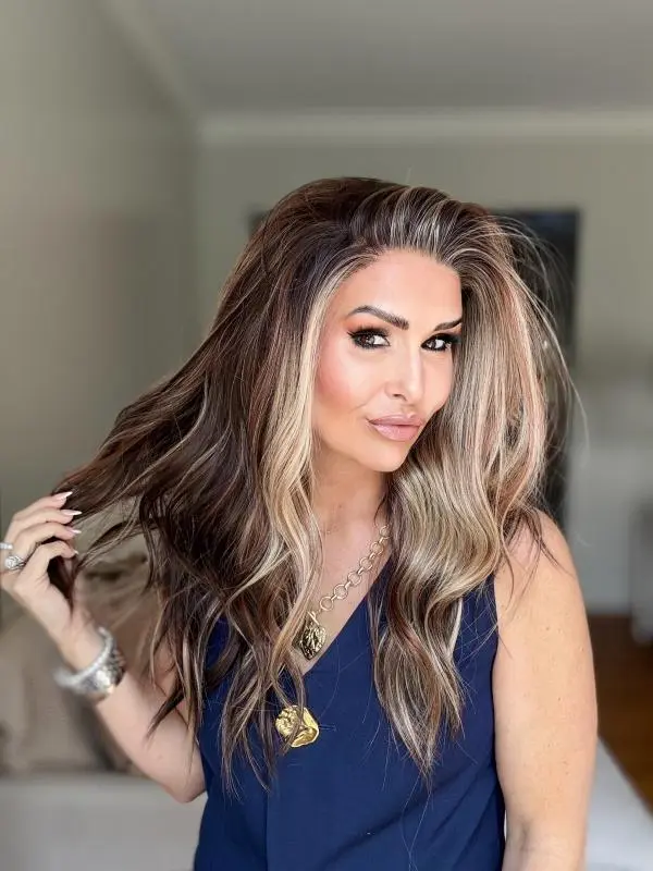 AISOM Greta Sunlit Mocha Free Part Lace Front Wig with Scandinavian Hairline Low Density 120% High Quality Synthetic Glueless Wig 22 Inches Pre Plucked Wigs Lace Frontal Wigs