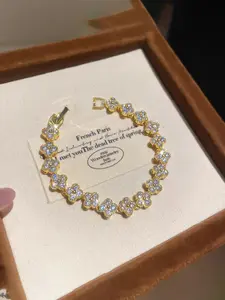 1 pcs Women's Luxury High Quality 18K Gold Full Paved CZ Four Leaf Clover Flower Design Bracelet | Timeless High-End Sparkle for the Refined Woman