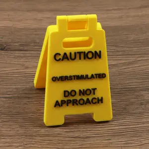 1pc Fashion Desk Sign, Caution Overstimulated Desk Sign Gift, Caution Overstimulated Do Not Approach, Cute Desk Sign Decoration,Funny Gifts, Desk Signs Ornament