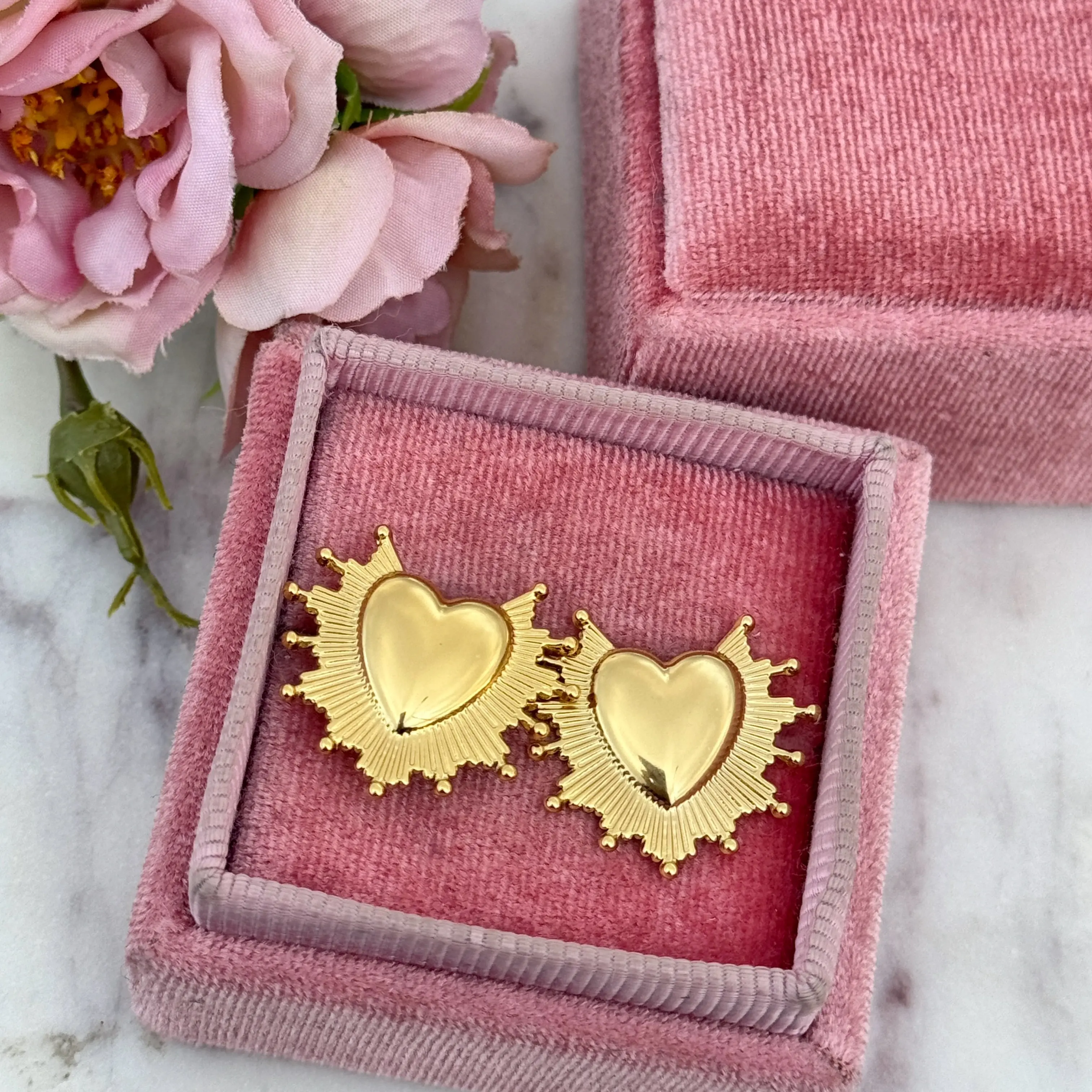 Amor Enterno Stud Earrings, Unisex Gold Plated Stainless Steel Fashionable Jewelry for Men & Women, Hypoallergenic with Pushback Closure, Earrings Jewelry, Fashionable Jewelry Accessories