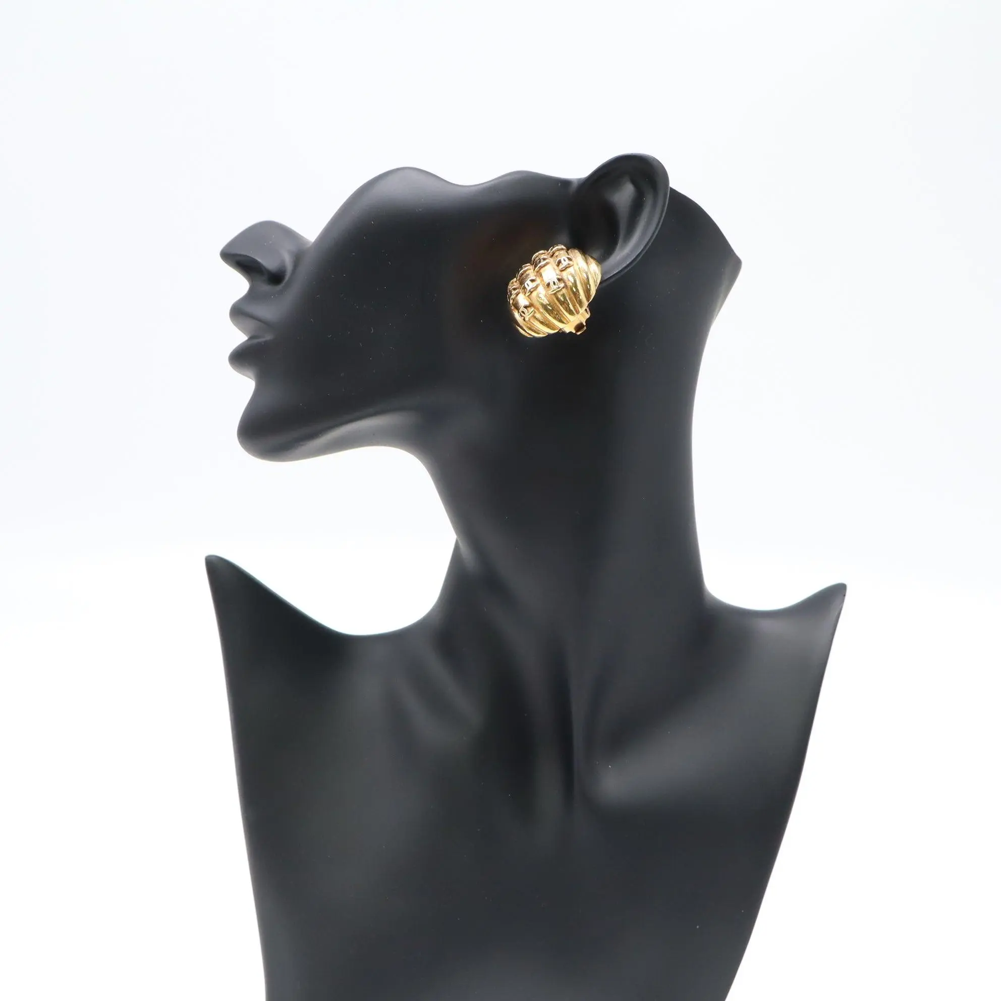 Pre-owned Vintage Christian Dior Ribbed Shell Dome Clip On Earrings W21987