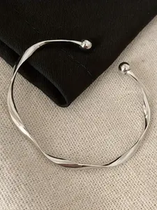Simple, fashionable and high-end, the Mobius bracelet is suitable for daily wear, vacation and dating occasions, and is also a surprising and exquisite small gift.