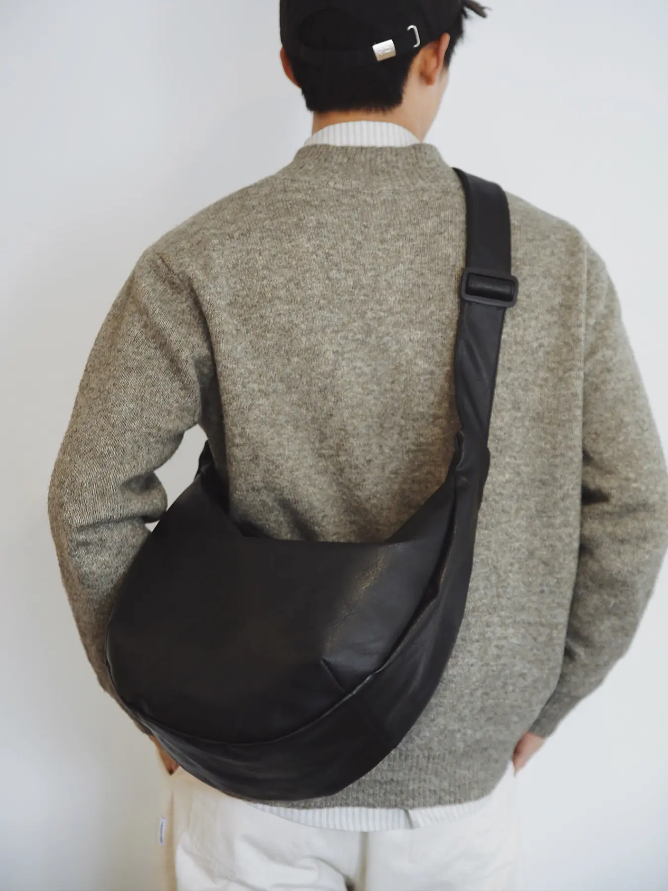 Unisex Soft Leather Messenger Bag, Portable Lightweight Sling, Large Capacity Casual Commuter Fashion, Simple Style for Men & Women, Ideal for Motorcycle Riding, Portable Shoulder Bag Crossbody, Lightweight Crossbody Bags, Slingbag