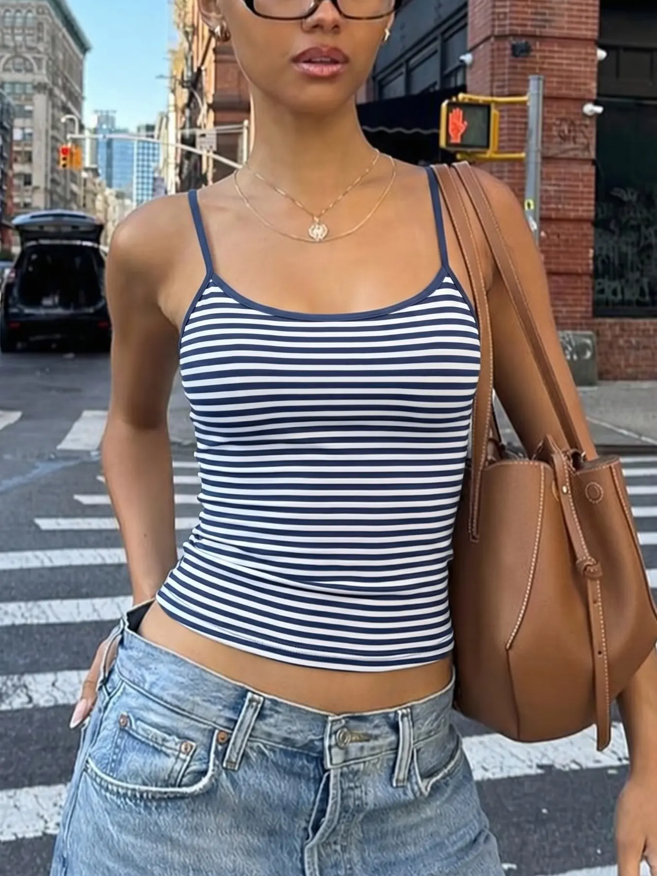 Women's Navy White Striped Scoop Neck Spaghetti Strap Cami Tank Top, Casual Sleeveless Tops, Y2K Retro Slim Fit Stretchy Sleeveless Crop Top With Contrast Binding Detail Going Out Streetwear Summer Daily Viral TikTok Vibe