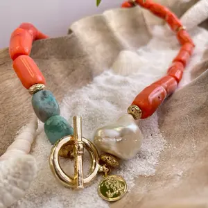 Collar de coral con perla barroca y amazonita.