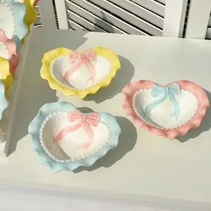 Pet bowl with Korean-style bow, heart-shaped ceramic dopamine cat bowl, large diameter with elevated stand, anti-spill pet water and food bowl