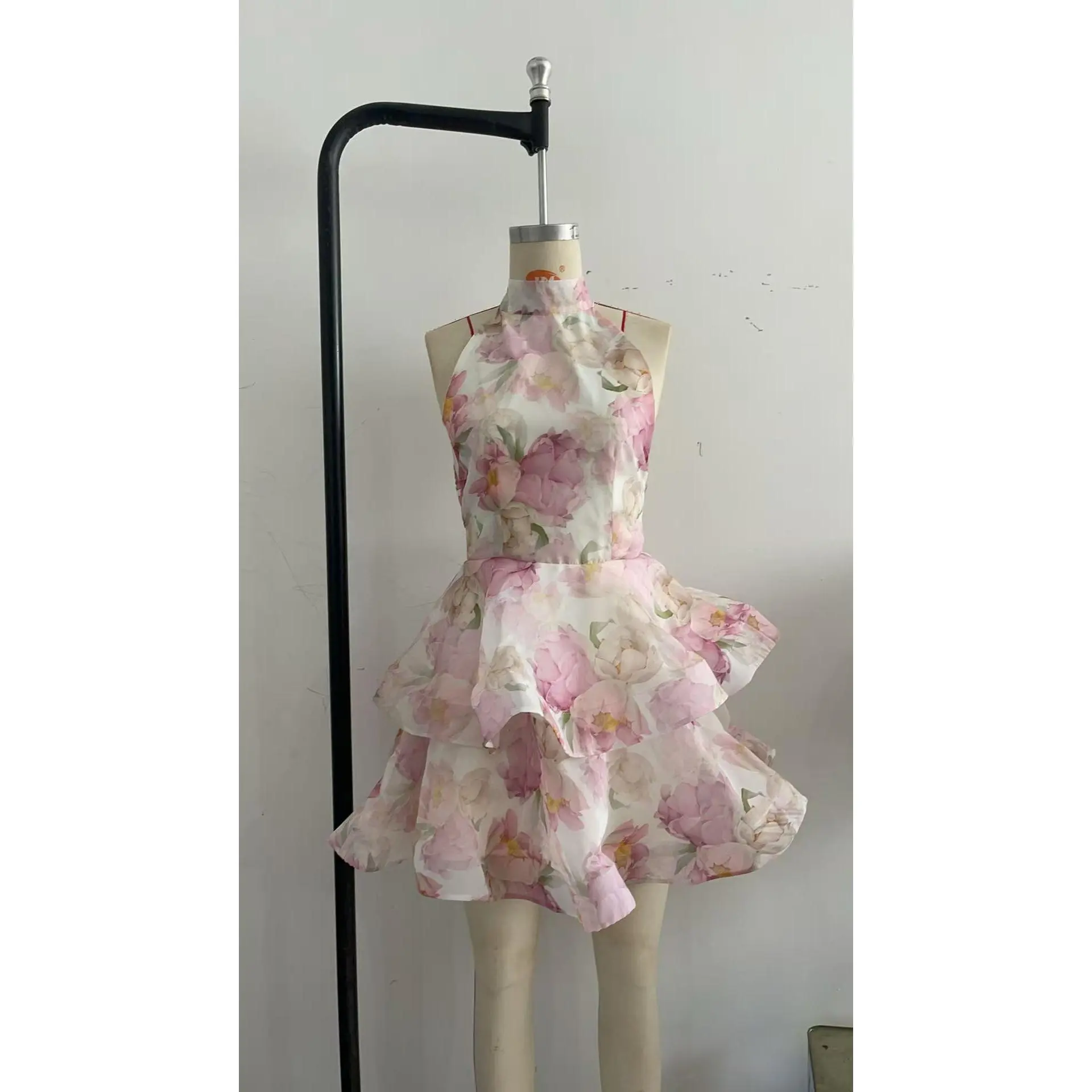 Hanging neck and backless strap dress