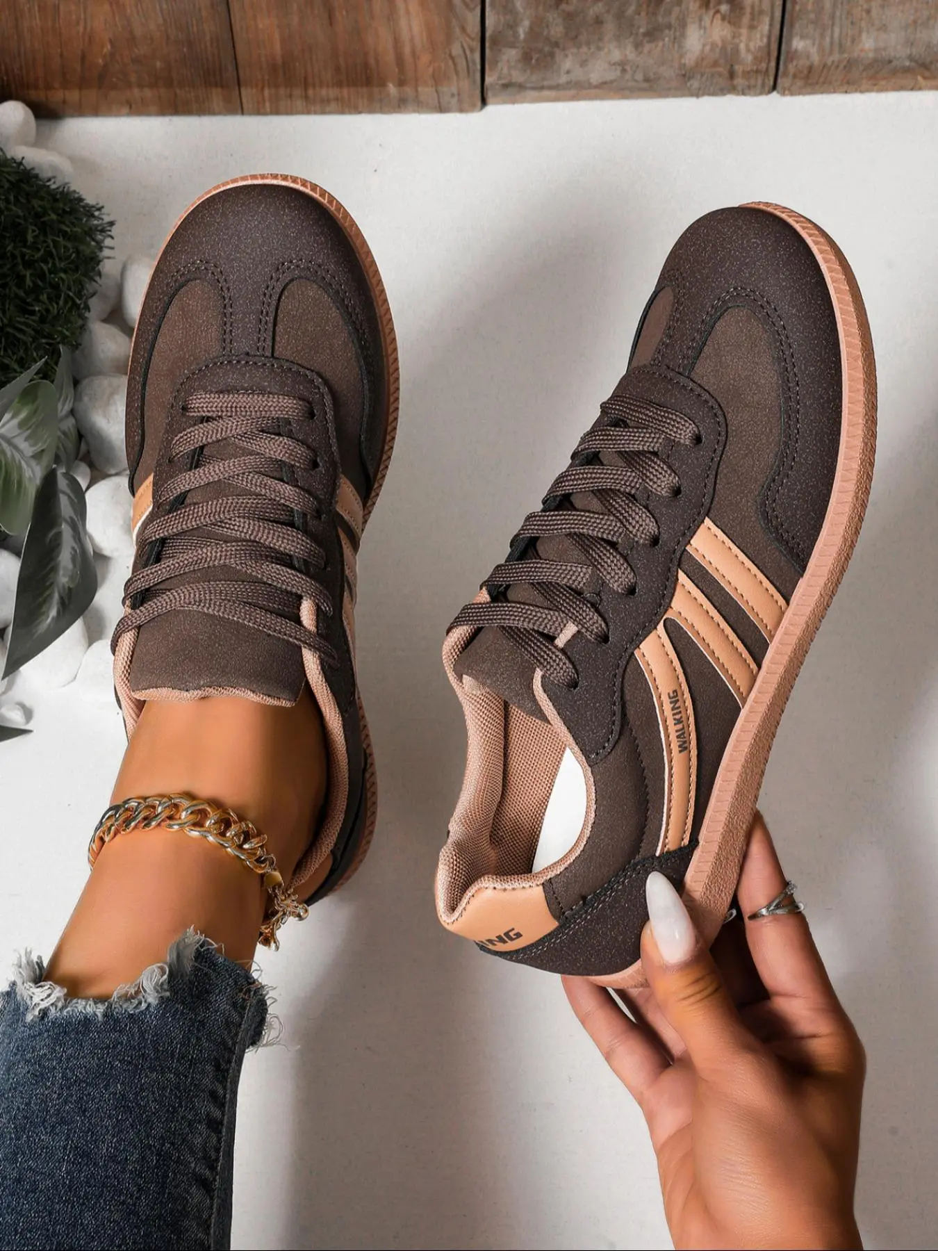 New women's low-top lace-up casual sports shoes, stylish and trendy simple versatile casual shoes, lightweight and comfortable breathable flats daily leisure and commuting for work or school, outdoor walking shoes, Fashionable Casual Sneakers, gifts