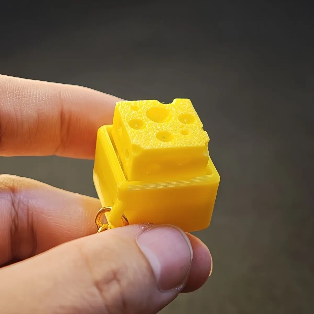 Cheese-Shaped Mechanical Button Keychain Pendant, Stylish Keychain, Bright, Gift for Friends, Daily Accessory, Casual Jewelry, Key Accessories, Stylish Keyring, Durable Plastic Material