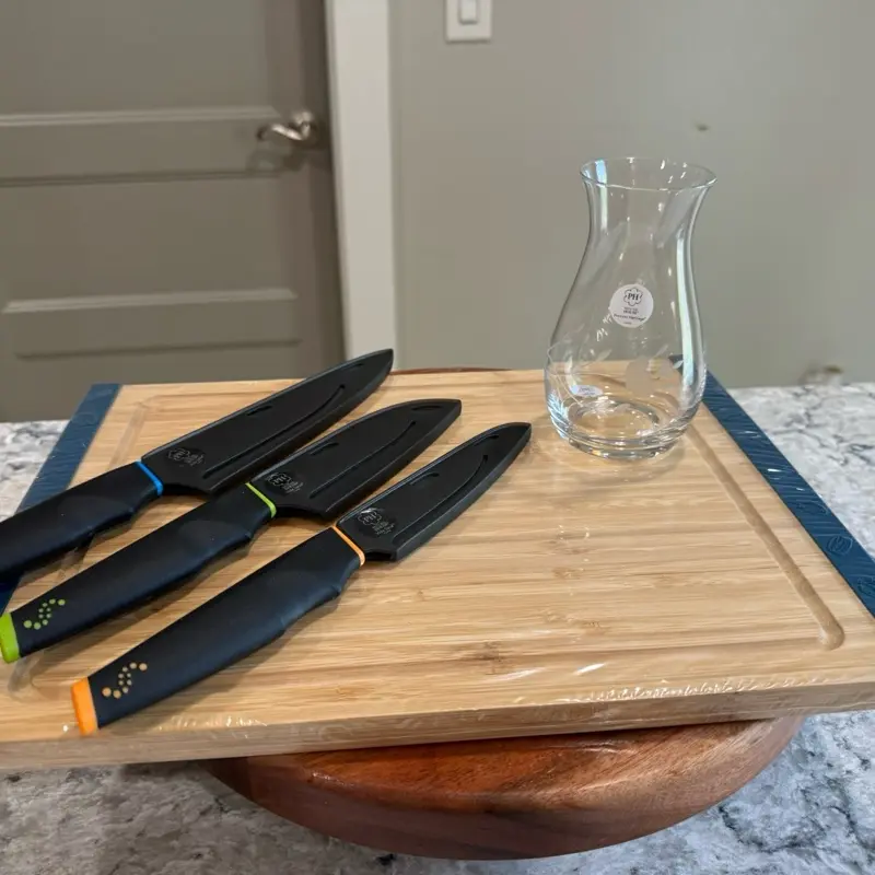 Tabla de bambú con juego de cuchillos. (Florerito gratis de compra)