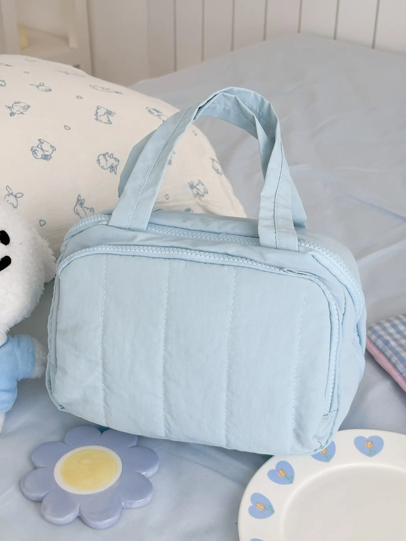 Cosmetic storage bag, large capacity portable cosmetic bag, suitable for travel and daily use, Makeup Storage Bag