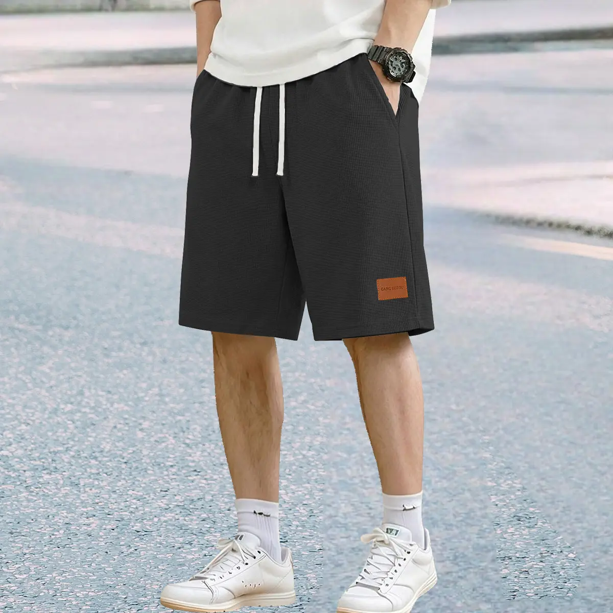 Men’s textured casual shorts with a drawstring waist, made from lightweight polyester fabric, featuring multiple functional pockets, suitable for everyday wear, the beach, or outdoor activities | Drawstring-waist shorts | Lightweight shorts