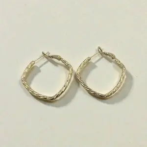 Twisted diamond shaped hoops