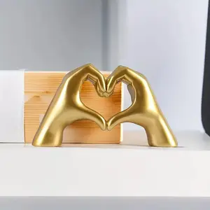 Creative Heart Shaped Hand Gesture Statue, Decorative Sculptures, 1 Count Exquisite Modern Desktop Ornament, Decorative Figurine for Home Office Desktop Bookshelf Wine Cabinet Display, Decoration, Design, Resin Sculptures, Trendy Desktop Ornaments