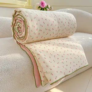 Pink Tulip Print Summer Lightweight Quilt: A soft, skin-friendly air-conditioning quilt and summer cooling blanket, perfect for use in summer bedrooms, offices, on beds, in living rooms, and for home relaxation Floral Print Quilt