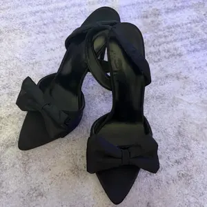 Elegant Black Bow Sandals with Pointed Toe and Comfortable Heel for Women Casual