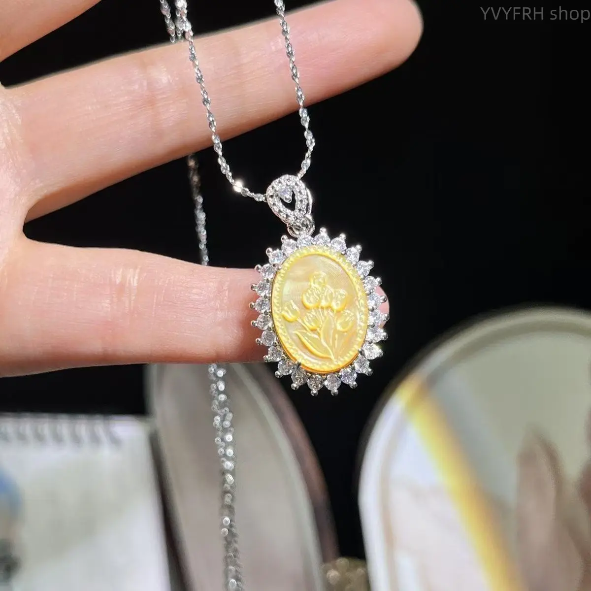 Luxury Natural MOP Butterfly Shell Rose Bouquet Pendant Necklace For Women, "A Bouquet Of Flowers" Princess Style Iridescent Seashell Clavicle Jewelry, Free Anti-Rust Titanium Steel Chain Included Fashion Gift For Ladies